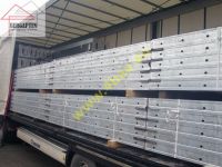 płyty rasto 300x240 cm ułożone na naczepie samochodu cięzarowego. Widoczne ocynkowane ramy