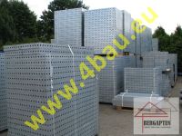 widoczne płyty szalunku ściennego Tekko 4BAU na placu magazynowym. Po lewej stronie złożone jedna na drugiej płyty Tekko 150x90 w tle paczki z innymi szerokościami płyt w tym 150x60